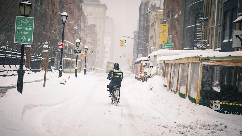dpatopbilder - Ein Fahrradfahrer, der Lebensmittel ausliefert, fährt mit seinem Fahrrad durch das Viertel Soho. Foto: Robert Bumsted/The Associated Press/AP/dpa