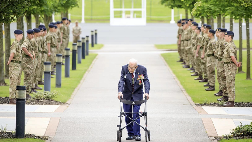 ARCHIV - Der 100 Jahre alte britische Rekordspendensammler Tom Moore (Captain Tom) ist gestorben. Foto: Danny Lawson/PA Wire/dpa