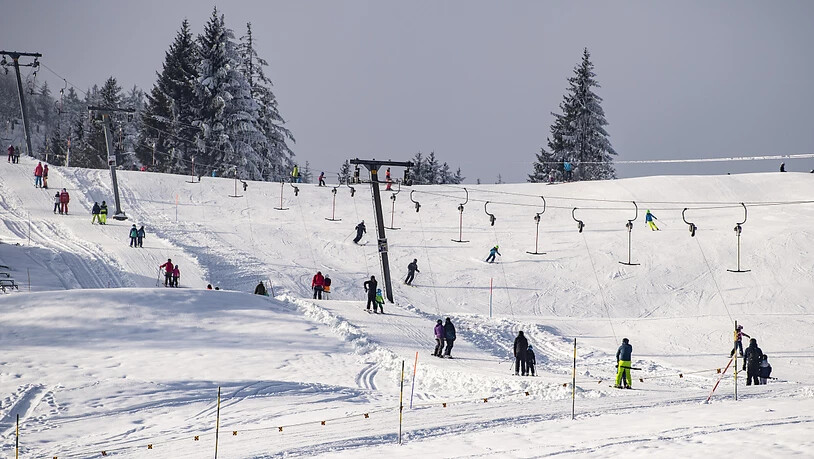 In den Luzerner Skigebieten dürfen die Lifte ab Montag auch unter der Woche fahren. (Archivbild)
