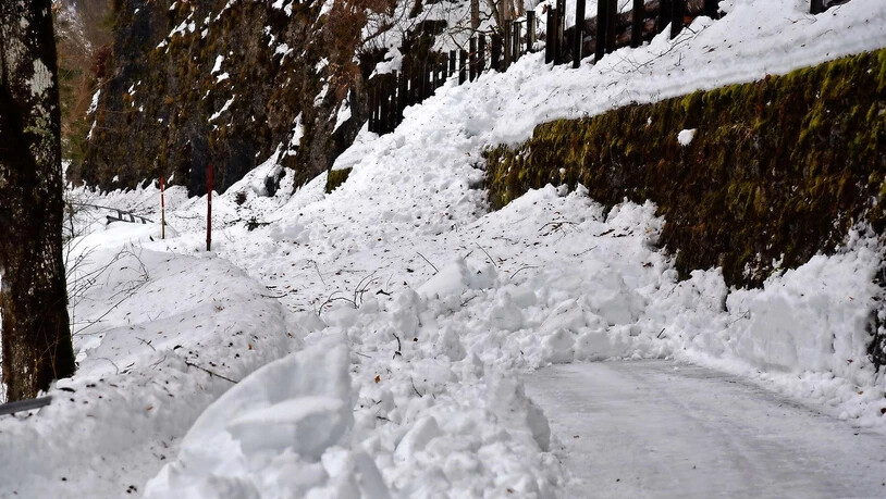 Im Gebiet der hinteren Ruestelköpfe zeigt sich deutlich: Sogenannte Rutsche, ausgelöst durch den Wärmeeinbruch, schütten die Seestrasse im Klöntal fast vollständig zu.