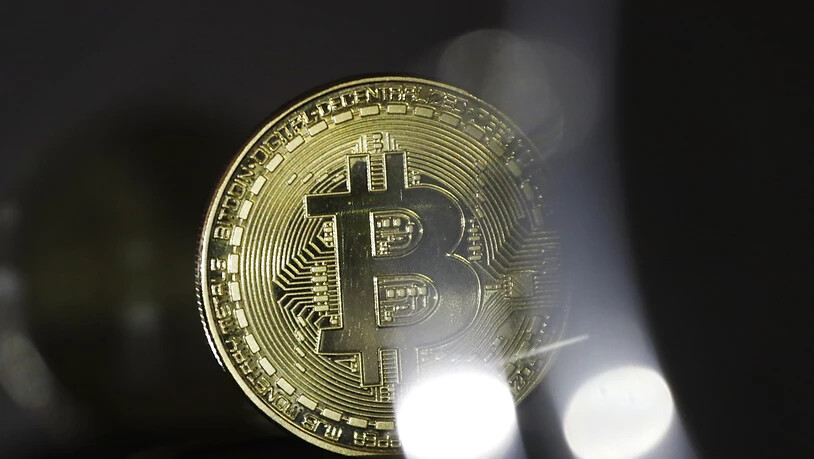 ARCHIV - Die deutsche Polizei hat Bitcoins im Wert von aktuell mehr als 50 Millionen Euro von einem verurteilten Computer-Betrüger beschlagnahmt. Foto: Ina Fassbender/dpa
