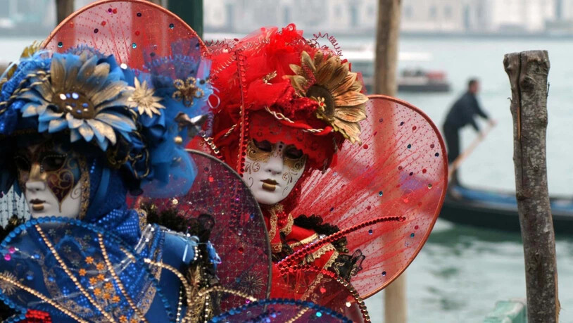 ARCHIV - Weltberühmt: der Karneval in Venedig. In diesem Jahr findet die Veranstaltung allerdings nur als Streaming-Event statt. Foto: Andrea Merola/ANSA/dpa
