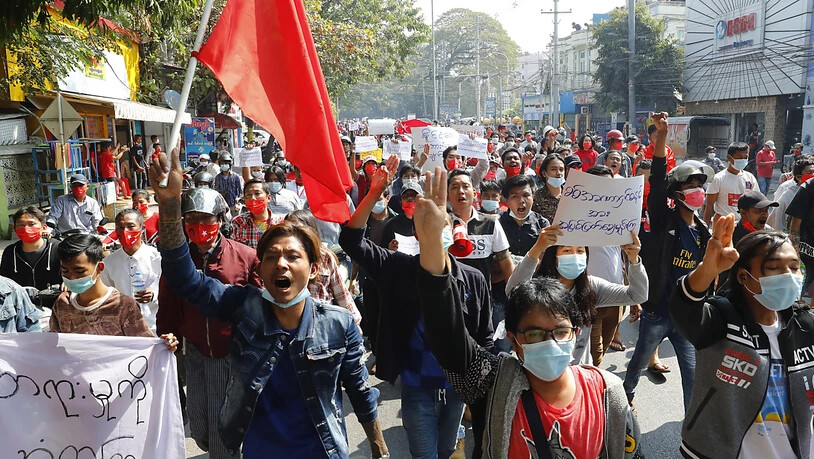 Demonstranten zeigen auf einer Straße den Dreifingergruß. Nach öffentlichen und größtenteils über soziale Medien organisierten Protesten gegen den Militärputsch in Myanmar ist gestern auf Anweisung der Regierung das mobile Internet gesperrt worden. Foto:…