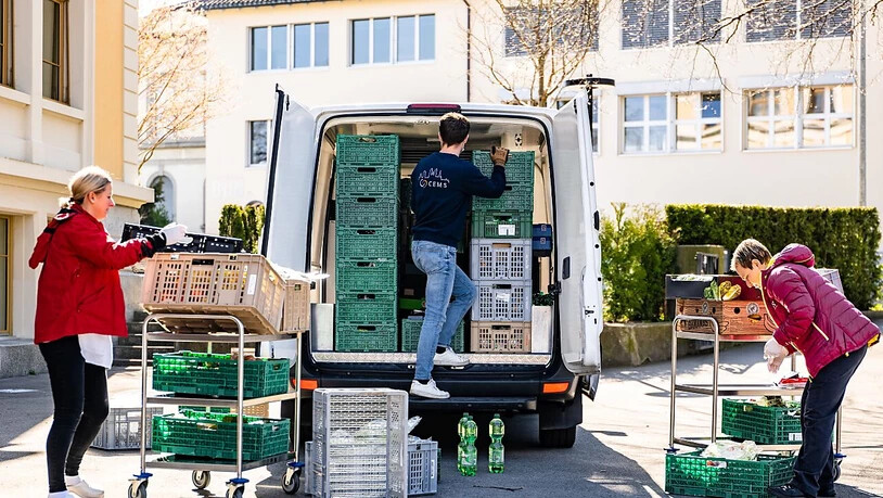 Dutzende Freiwillige engagieren sich für die Stiftung Schweizer Tafel und retten Tausende Tonnen nicht verkäufliche Lebensmittel vor dem Verfall.