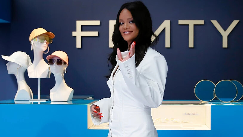 ARCHIV - Rihanna stellte die erste Kollektion ihres Modelabels «Fenty» 2019 in Paris vor. Foto: Francois Mori/AP/dpa