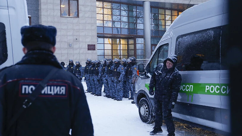 Polizeibeamte stehen vor dem Beginn des Prozesses gegen den russischen Oppositionspolitiker Nawalny vor dem Babuskinsky Bezirksgericht Wache. Foto: Alexander Zemlianichenko/AP/dpa