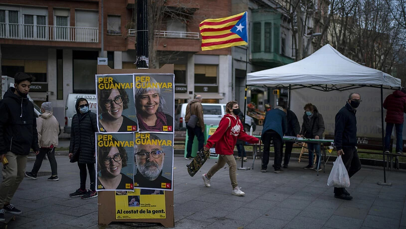 Wahlplakate mit Porträts der Kandidaten für die Regionalwahlen in Barcelona. Foto: Emilio Morenatti/AP/dpa