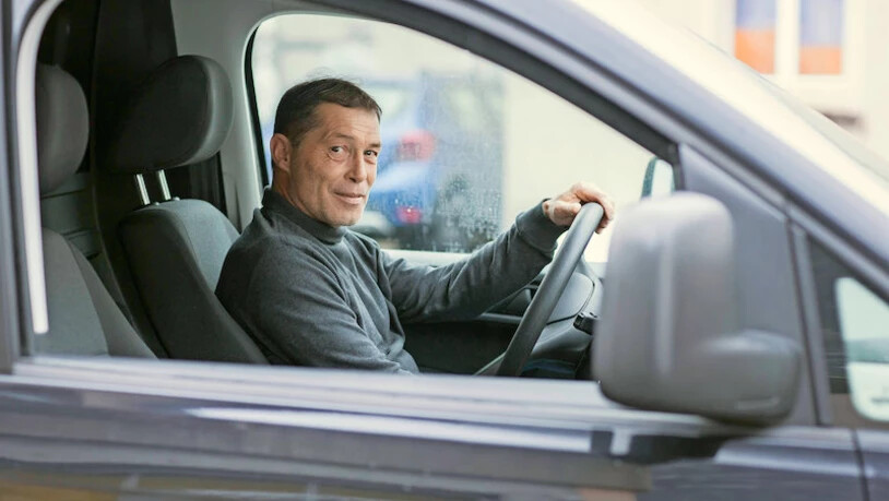 Transportunternehmer Dieter Weber ist zurzeit mit seinem schwarzen VW Caddy im Glarnerland vermehrt auf unterwegs, um Verstorbene abzuholen.