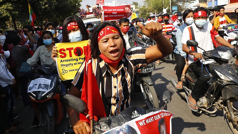 Demonstranten nehmen auf Motorrädern an einem Proteste gegen die Militärregierung teil. Foto: Uncredited/AP/dpa
