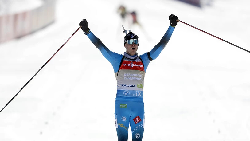 Emilien Jacquelin jubelt in der Verfolgung mit der Startnummer des Titelverteidigers.
