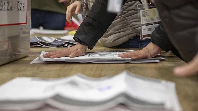 Mitarbeiter der Wahlkommission zählen die abgegebenen Stimmen nach Schließung der Wahllokale. Foto: Visar Kryeziu/AP/dpa