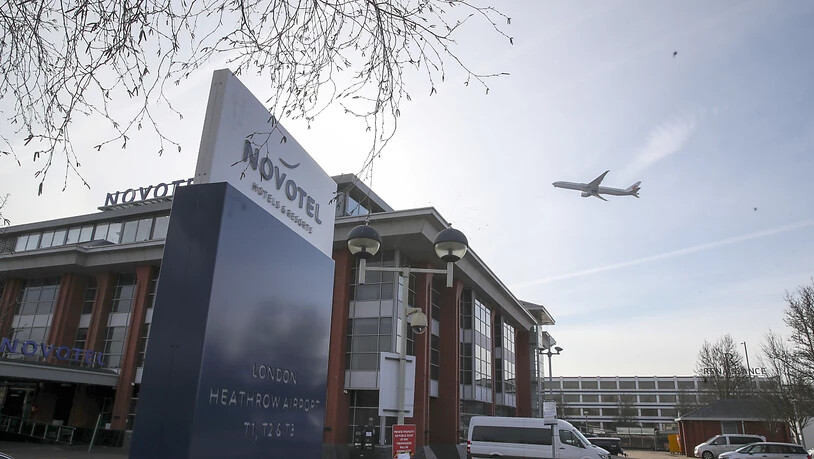 Ein Flugzeug fliegt über das Novotel am Flughafen Heathrow, das für die Nutzung als Quarantäne-Hotel vorbereitet wird. Foto: Steve Parsons/PA Wire/dpa