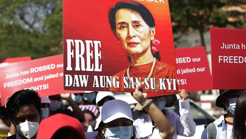 In Myanmar bleibt die De-facto-Regierungschefin Aung San Suu Kyi in Untersuchungshaft. (Archivbild)