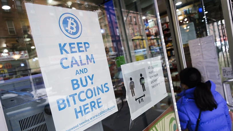 Der Bitcoin setzt seine Rekordjagd fort - im Bild eine Verkaufsstelle in New York. (Archivbild)