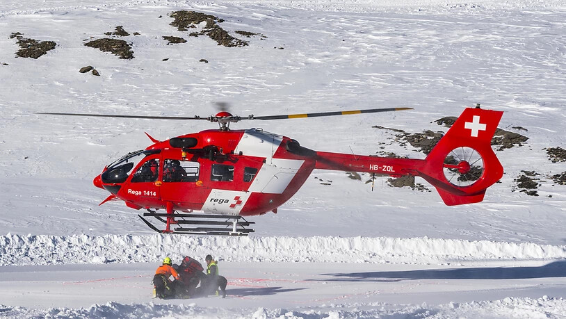 Die Rettungsflugwacht hat am Mittwoch einen 34-jährigen Skitourengänger nach einem Lawinenunglück in Pontresina GR schwer verletzt in kritischem Zustand ins Spital geflogen. (Archivbild)