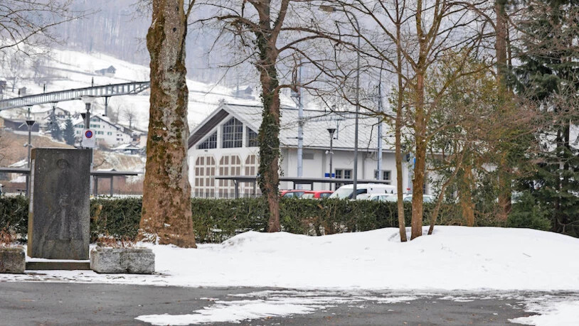 Noch im Schnee und alles beim Alten: In der nordöstliche Ecke des Volksgartens legt die Gemeinde einen Platz und Schächte mit Anschlüssen für einen längerfristigen  Gastrobetrieb in den wärmeren Monaten an. Bild: Sasi Subramaniam