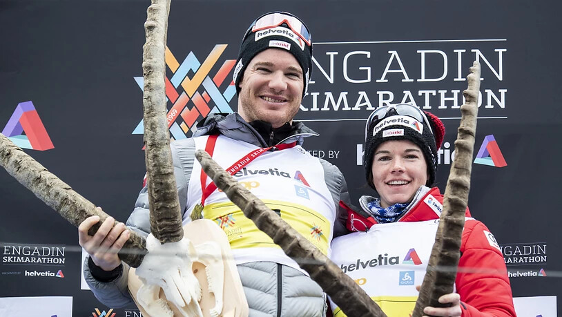 Dario Cologna hat den Engadin Skimarathon schon mehrmals gewonnen - wie hier 2019 mit Nathalie von Siebenthal als Siegerin bei den Frauen. Nun kann er sich auf dieser Strecke mit den Weltbesten messen.