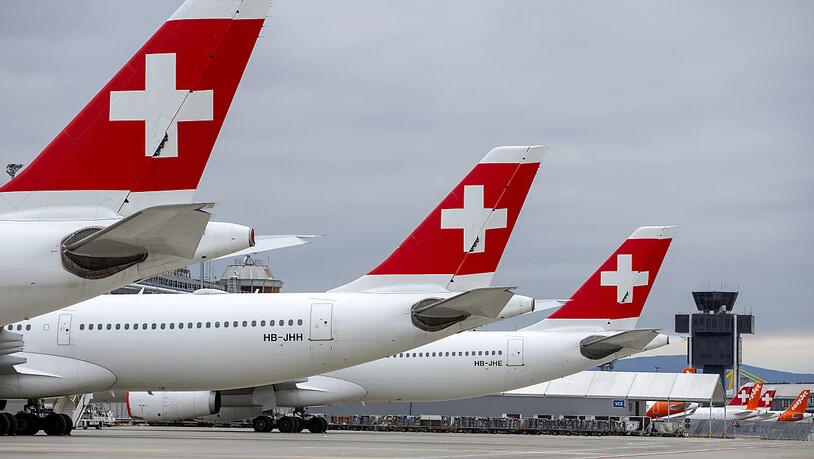 Die Swiss hat den Bundesrat in einem Schreiben um eine Lockerung der Rahmenbedingungen in der Flugbranche gebeten. Im Bild: Flugzeuge von Swiss, die am Flughafen Genf auf dem Tarmac parkiert sind. (Symbolbild)