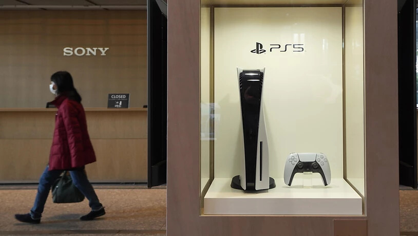 Bei der neuen Playstation 5 drohen noch monatelang Engpässe. Nicht einmal fürs diesjährige Weihnachtsgeschäft gibt es Garantien, dass es genug Geräte für alle Interessenten gibt, wie ein Sony-Verantwortlicher sagte.