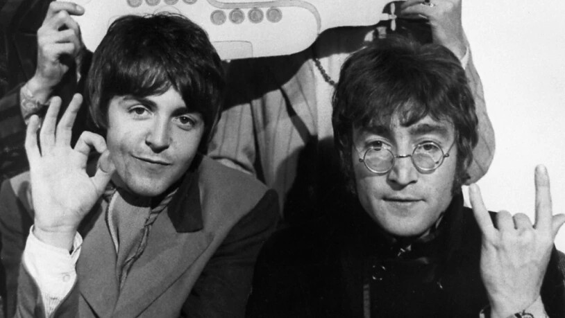ARCHIV - Die vier «Pilzköpfe» der britischen Popgruppe «The Beatles» (l-r) George Harrison, Ringo Starr, Paul McCartney und John Lennon stehen mit einer Ausschneidefigur vom "Yellow Submarine". Foto: PA Wire/dpa