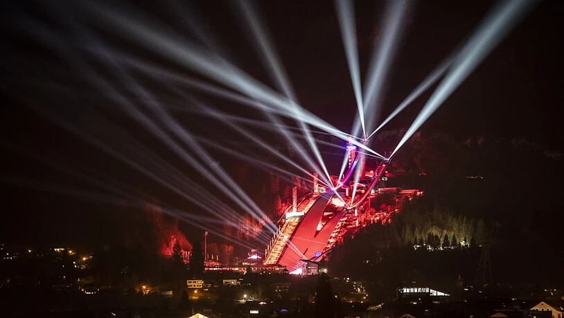 Spektakulär, aber ohne Zuschauer: Die Skisprung-Arena in Oberstdorf während der Eröffnungsfeier der WM