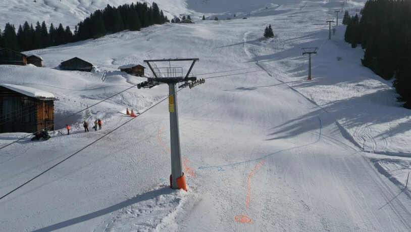 Im Skigebiet von Obersaxen GR ist am Mittwoch eine Skifahrerin nach einer Kollision mit einem Skifahrer ihren Verletzungen erlegen.