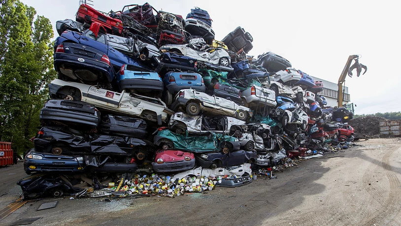 Die Schweiz ist vermutlich Weltmeisterin in der Verwertung von Autos und anderen Altfahrzeugen. 97 Prozent oder 76'000 Tonnen jährlich werden im Land recycelt. (Archivbild)