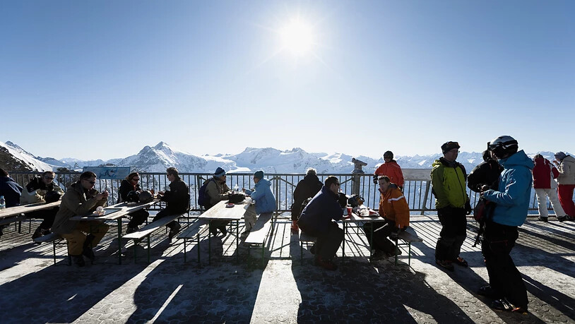 Die Terrassen der Restaurants in den Skigebieten sind nun schweizweit geschlossen. (Symbolbild).