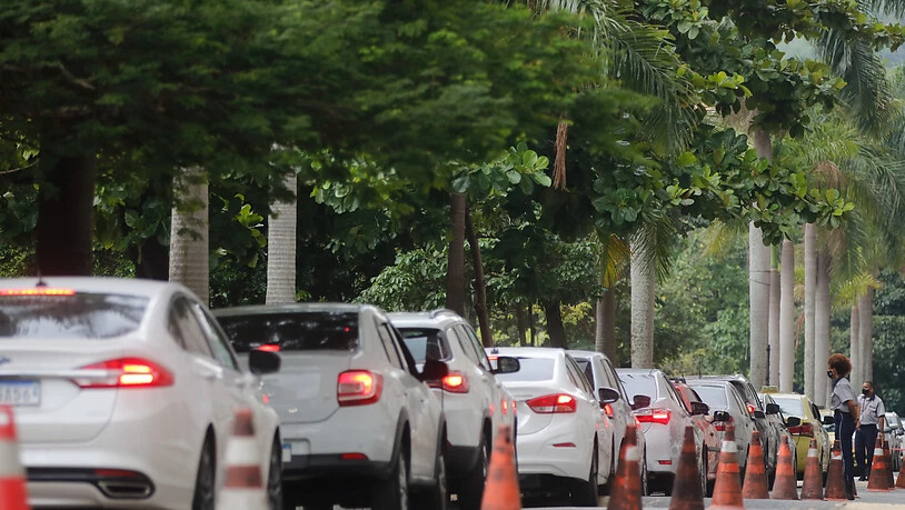 Autos stehen in einer Warteschlange vor der staatlichen Universität UERJ, in der ein «Drive-Thru»-Impfkorridor gegen Covid-19 eingerichtet wurde. Foto: Tânia Rêgo/Agencia Brazil/dpa