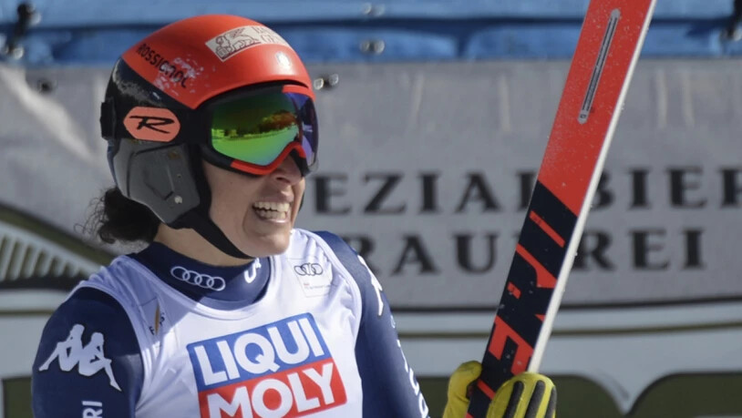 Federica Brignone freut sich beim Heim-Weltcup in Val di Fassa über ihre starke Fahrt im Super-G, dank derer die Italienerin erstmals in dieser Saison gewann