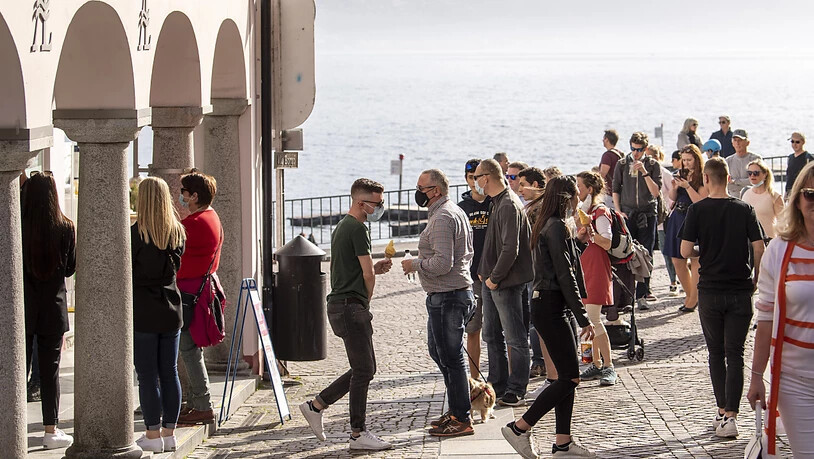 Frühling in Zeiten der Pandemie: Menschen stehen bei der Seepromenade in Ascona Schlange, um eine Glacé zu kaufen.