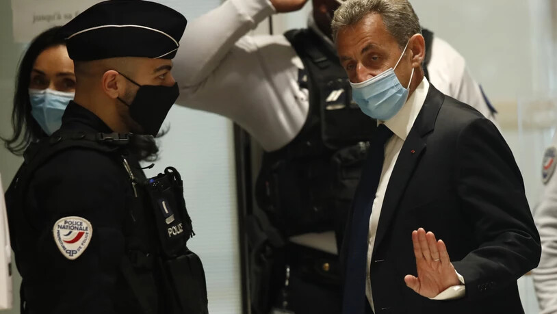 dpatopbilder - Nicolas Sarkozy, ehemaliger Präsident von Frankreich, trifft im Gerichtssaal ein. Im aufsehenerregenden Prozess gegen Frankreichs ehemaligen Präsidenten Sarkozy wird an diesem Montag das Urteil erwartet. Der 66-Jährige muss sich mit zwei…
