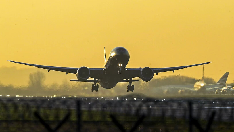 ARCHIV - Ein Flugzeug startet vom Flughafen London Heathrow. Foto: Steve Parsons/PA Wire/dpa
