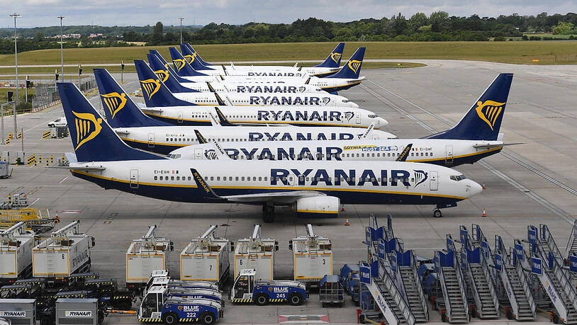 Der Ryanair-Chef Michael O'Leary hofft, dass im Sommer wieder über die Hälfte der Passagierzahlen von 2019 erreicht werden. Im Bild: Parkierte Ryanair-Flugzeuge in London Stansted. (Symbolbild)