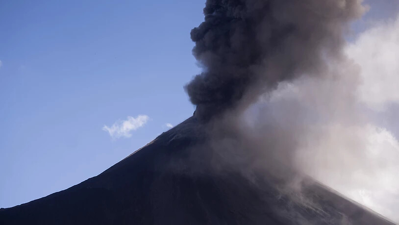 Dampf und Asche steigen aus dem Vulkan Pacaya auf. Foto: Santiago Billy/AP/dpa