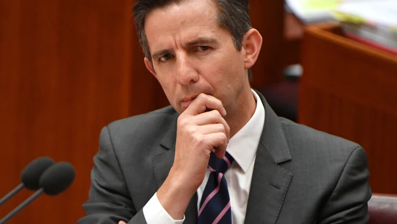 Simon Birmingham, Finanzminister von Australien, während der Fragestunde im Senatssaal im Parlamentsgebäude. Foto: Mick Tsikas/AAP/dpa