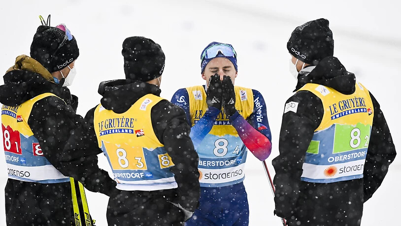 Roman Furger wird von seinen Kollegen im Ziel empfangen.