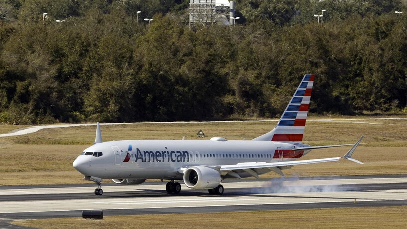 Eine Boeing 737 Max der American Airlines hatte am Freitag mechanische Probleme mit einem Triebwerk. Die US-Luftfahrtbehörde FAA untersucht den Fall. (Archivbild)