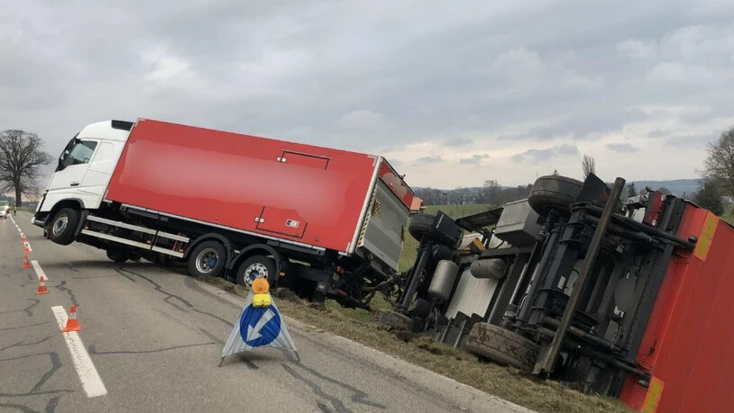 Glück im Unglück hatte am Freitagabend der Fahrer eines Lastzugs in Düdingen FR. Er verlor die Kontrolle über sein Fahrzeug und der Güteranhänger kippte in eine Böschung. Der Fahrer wurde dabei nicht verletzt.