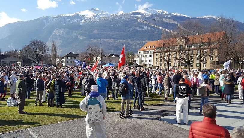 Über 4000 Personen versammelten sich am Samstag in Chur, um gegen die Massnahmen der Behörden im Zusammenhang mit der Corona-Pandemie zu demonstrieren.