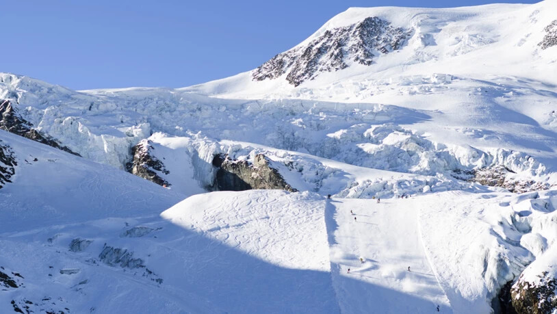 Im Skigebiet Saas Fee verunfallte abseits der markierten Piste ein achtjähriger Skifahrer tödlich. (Archivbild)