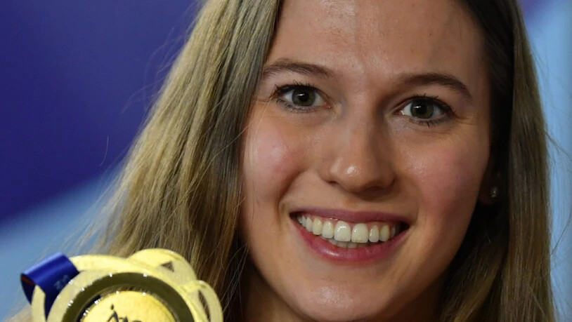 Angelica Moser lächelt mit der Goldmedaille um den Hals.