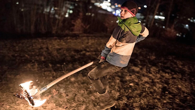 Abwechslung für die Kinder: Auch und speziell für jüngere Glarnerinnen und Glarner ist das Fridlisfüür ein spezielles Ereignis. Eines, bei dem man auch gerne mal selbst anpackt. 