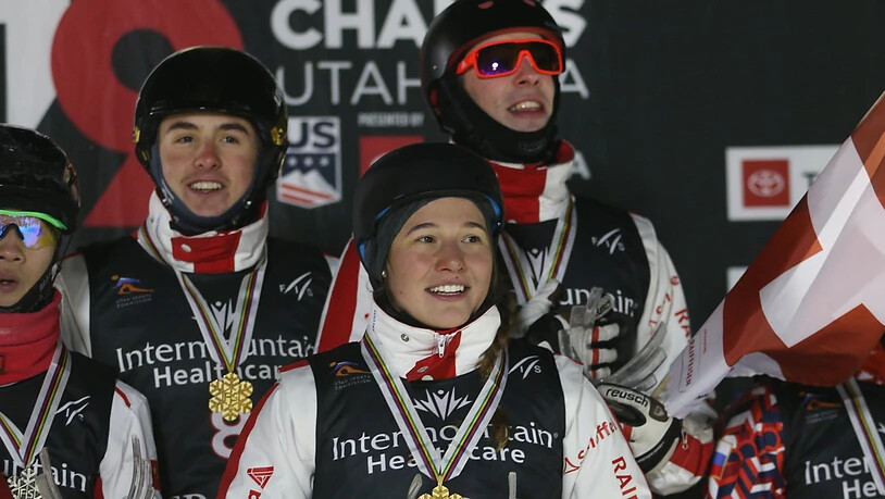 Noé Roth, Carol Bouvard und Nicolas Gygax (von links nach rechts) strahlten in Deer Valley als Weltmeister im Teamevent vom Podest