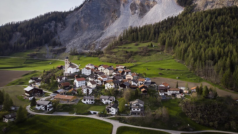 Das Bündner Dorf Brienz rutscht immer schneller Richtung Tal und der Berg oberhalb noch schneller. (Archivbild)
