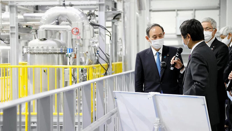 Yoshihide Suga (l), Ministerpräsident von Japan, besucht ein Roboterentwicklungszentrum in der Nähe des havarierten Atomkraftwerks Fukushima Daiichi. Am 11. März 2021 findet der 10. Jahrestag der Tsunami-Katastrophe in Fukushima statt. Foto: ---/Kyodo/dpa