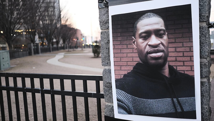 Ein Bild von George Floyd ist an einem Pfeiler angebracht. Fast ein Jahr nach der Tötung des unbewaffneten Afroamerikaners George Floyd bei einem Polizeieinsatz hat in Minneapolis, USA, der Prozess gegen den weißen Hauptangeklagten Chauvin begonnen. Foto…