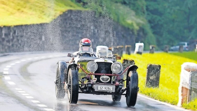 Unterwegs auf nasser Strecke: Auf dem Kerenzerberg (hier 2015) regnet es zwar, aber die Rennwagen können fahren – eine Wiederholung gibt es erst 2022. 