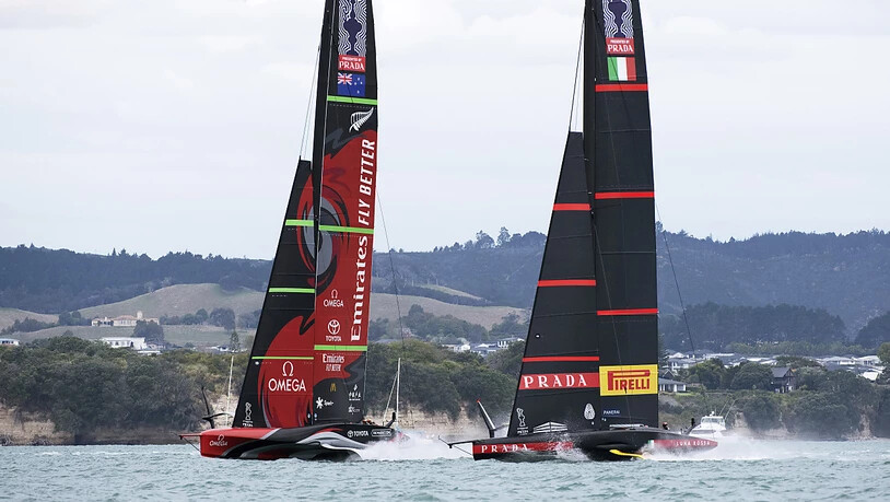 Titelverteidiger Team New Zealand (links) und der italienische Herausforderer Luna Rossa duellieren sich vor Auckland um den Gewinn des 36. America's Cup