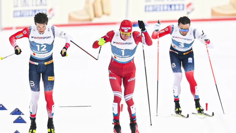 Wird es am Wochenende im Engadin ähnlich eng? Im Finish über 50 km, zerbrach Johannes Hösflot Klaebo (li.) an der WM den Stock von Alexander Bolschunow. Emil Iversen (ganz rechts) war der lachende Dritte